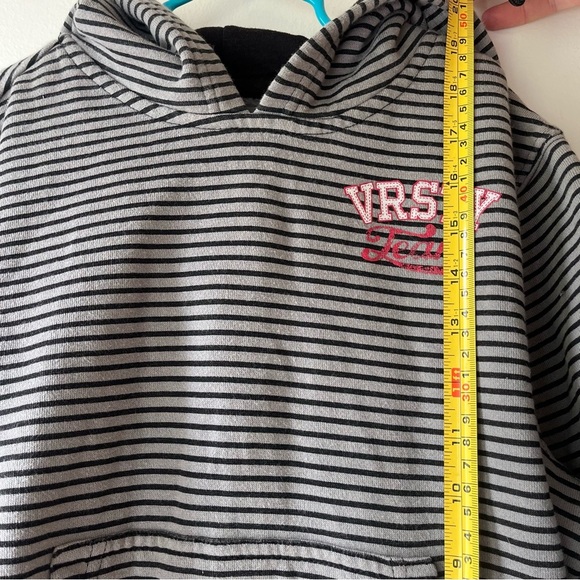 🌼 5/$25 Old Navy Boys VRSTY Team Hoodie Size S (6-7) Gray Black Striped Pullover - Picture 5 of 8